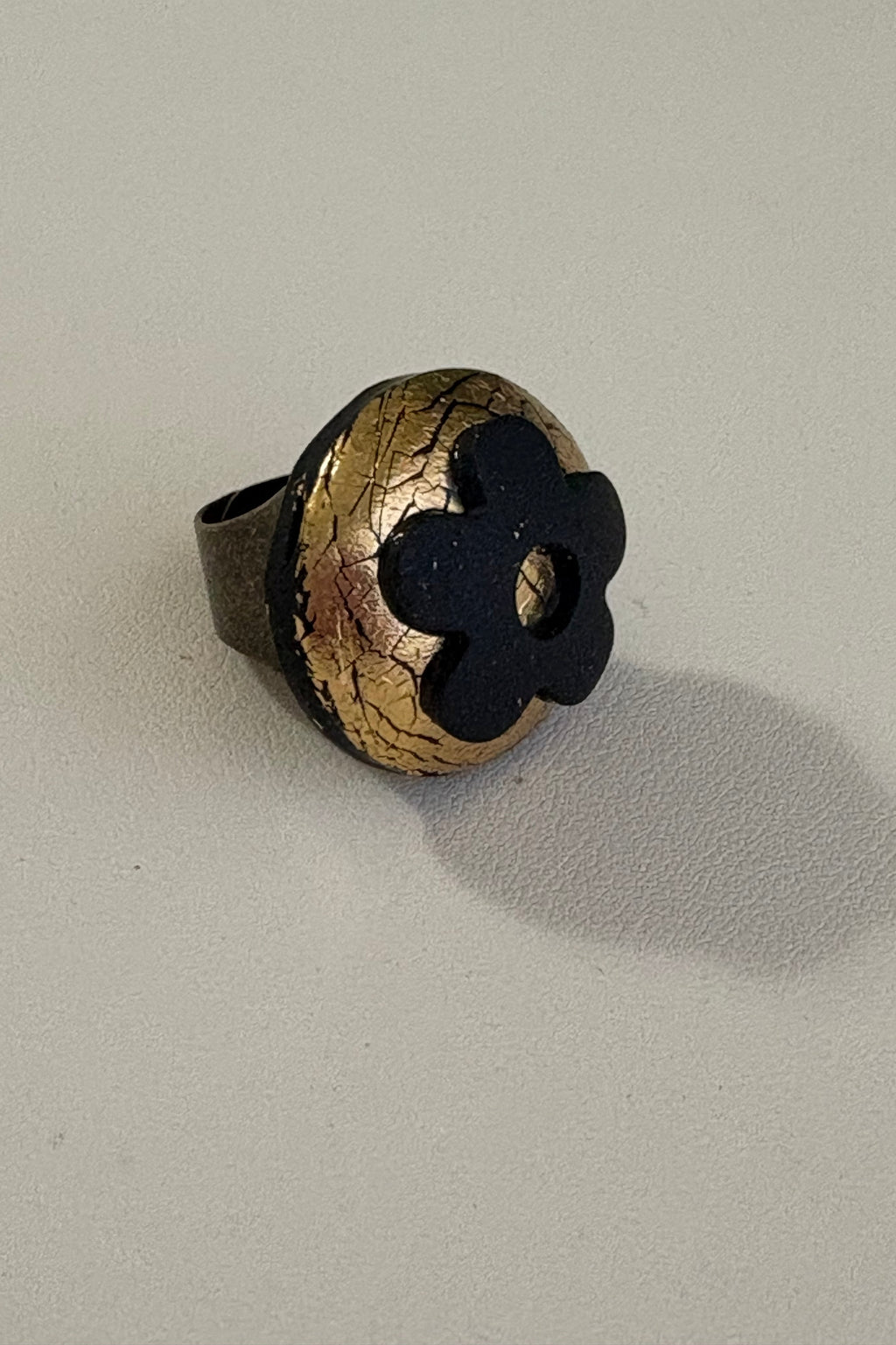 Anello Cracklè Flowers oro e nero