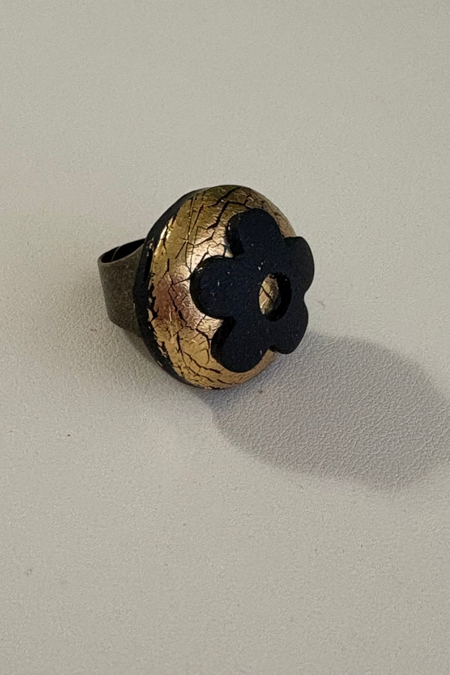 Anello Cracklè Flowers oro e nero