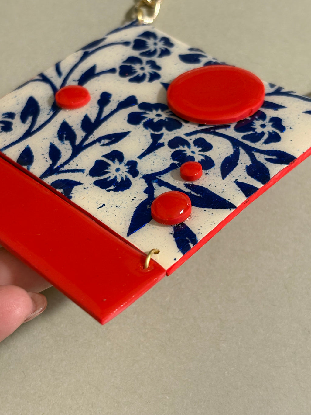 Set collana e orecchini Flowers rosso,avorio e blu