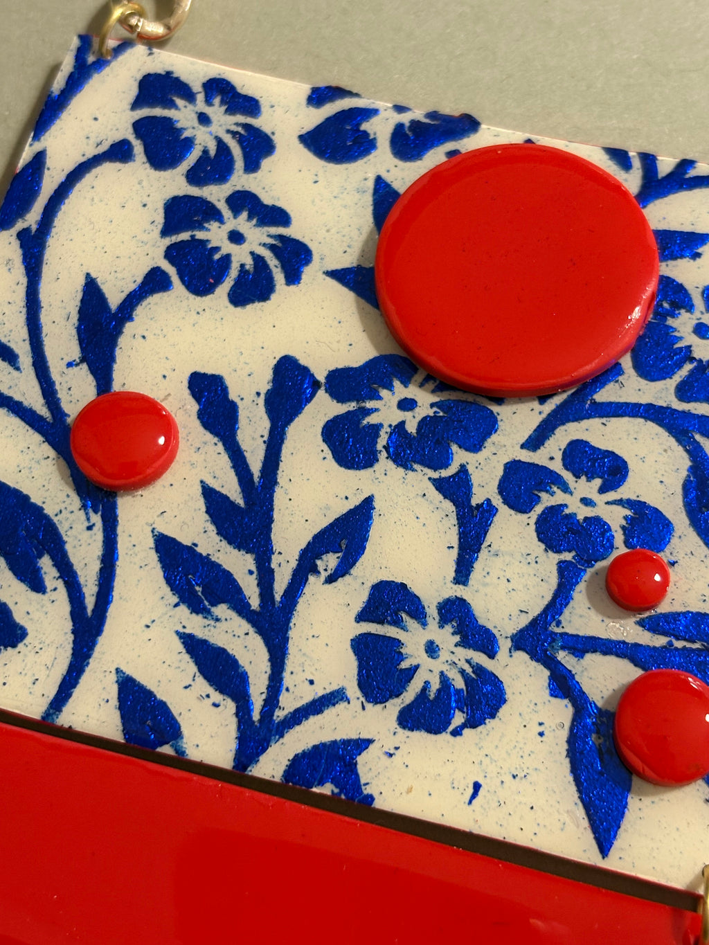 Set collana e orecchini Flowers rosso,avorio e blu