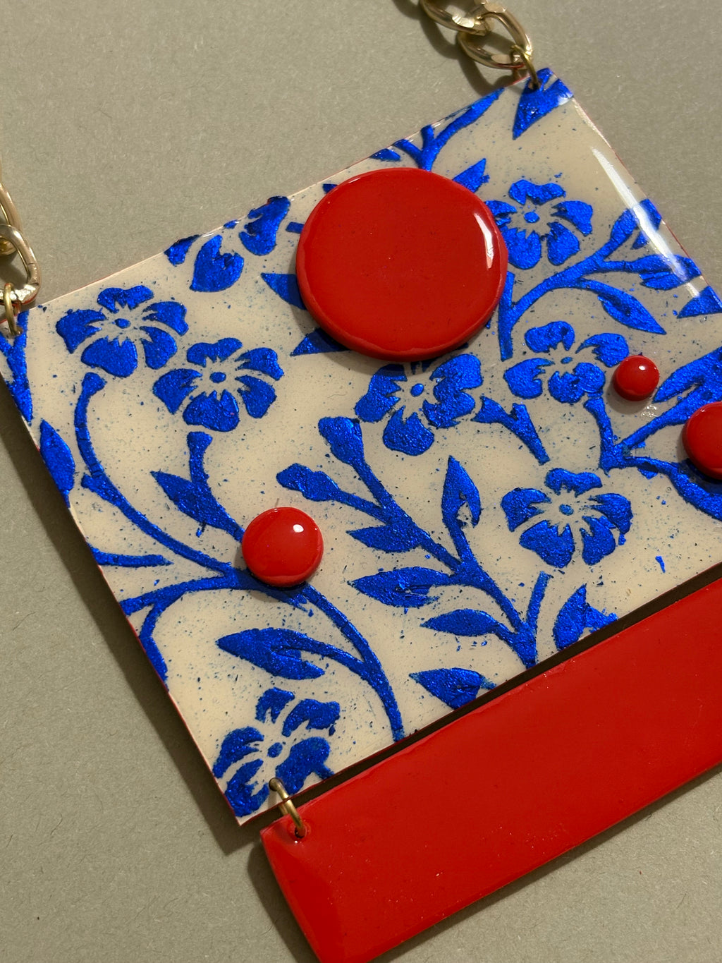 Set collana e orecchini Flowers rosso,avorio e blu